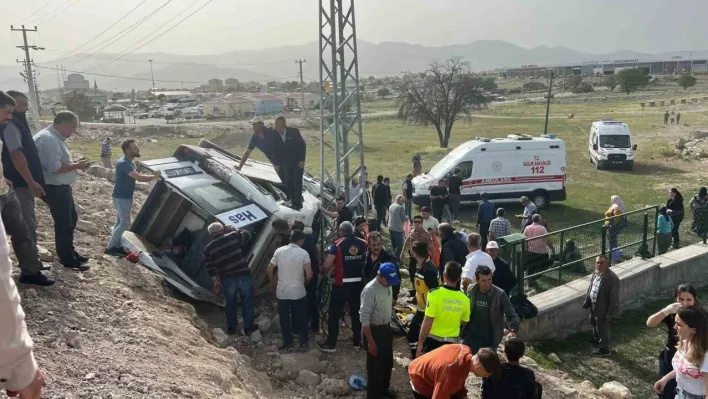 Ege'de feci kaza... yolcu minibüsü devrildi: 13 kişi yaralandı