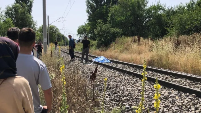 Yolcu treni çapa motoruna çarptı: 1 ölü