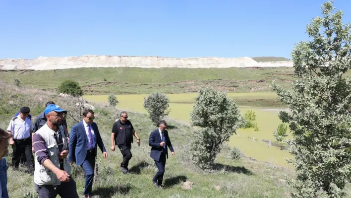 Maden sahasındaki heyelan atık su göletini taşırdı, yol trafiğe kapandı