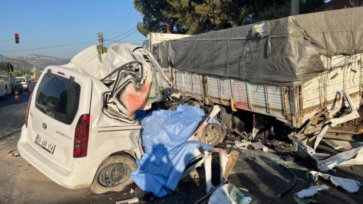 Manisa'da 4 kişinin öldüğü kazanın güvenlik kamerası ortaya çıktı