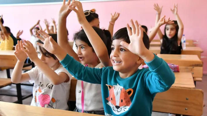 Manisa'da binlerce minik öğrenci 'Uyum' eğitimine davullu zurna eşliğinde oyunlarla başladı