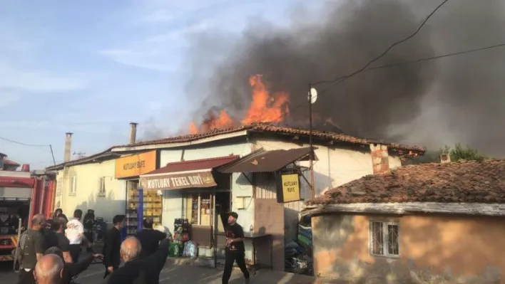 Manisa'da çıkan yangında 2 ev ve 1 iş yeri hasar gördü