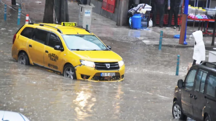 Manisa'da Gök yarıldı bardaktan boşalırcasına yağdı