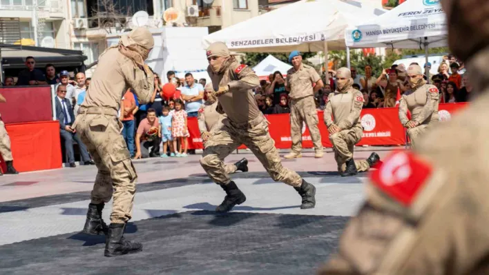 Manisa'da komandoların gösterisi mest etti