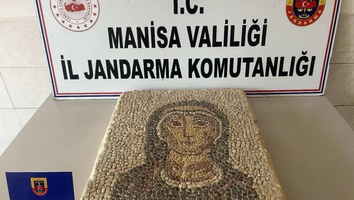 Manisa'da Meryem Ana figürlü olduğu iddia edilen mozaik ele geçirildi