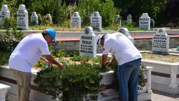 Manisa'da mezarlıklar bayrama hazır