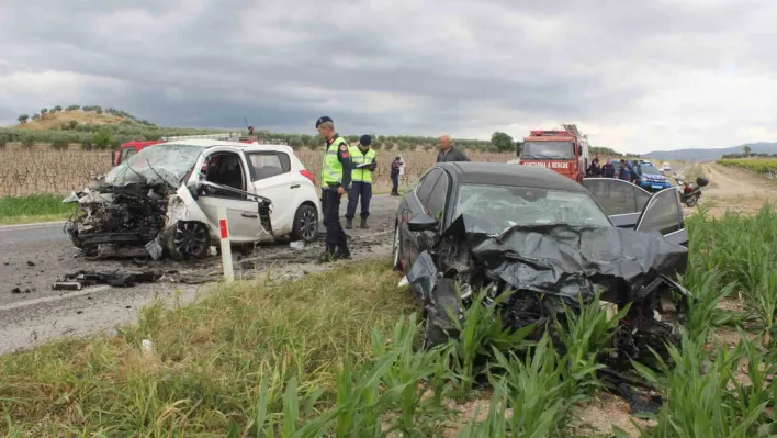 Manisa'da otomobiller kafa kafaya çarpıştı: yaralılar var