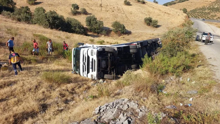 Manisa'da tır yan yattı: 1 yaralı