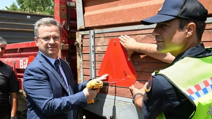 Manisa'da traktör sürücülerine reflektör dağıtıldı