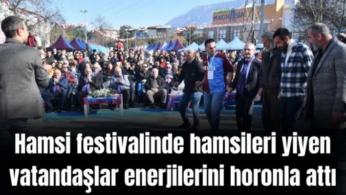 Manisa'daki Hamsi festivalinde hamsileri yiyen vatandaşlar enerjilerini horonla attı