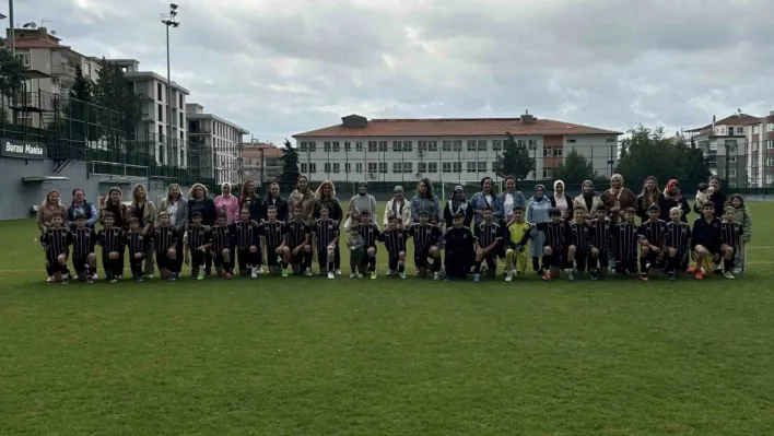 Manisa FK sporcuları seremoniye anneleriyle çıktı