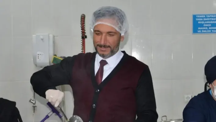 Manisa Milli Eğitim Müdürü yatılı öğrencilere yemek dağıttı