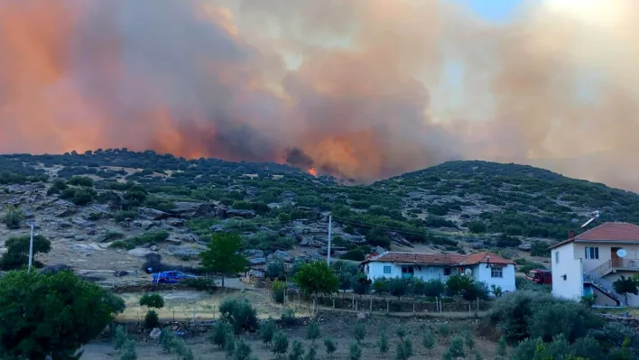 Manisa Salihli'deki orman yangınında ekipler rüzgara karşı mücadele ediyor