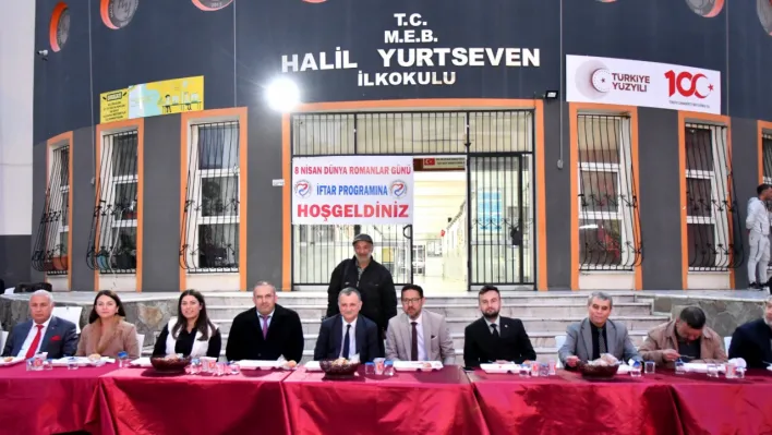 Manisalı Romanlar CHP'li başkanı alkışlarla karşıladılar göbek atarak uğurladılar