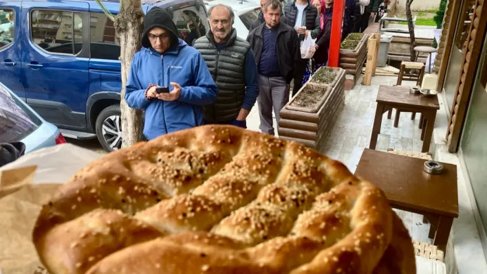 Manisalılar Ramazan'ın ilk pidesine ulaşmak için uzun kuyruklara girdi...