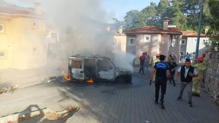 Bir şahıs kendi araçlarını ve evini ateşe verdi