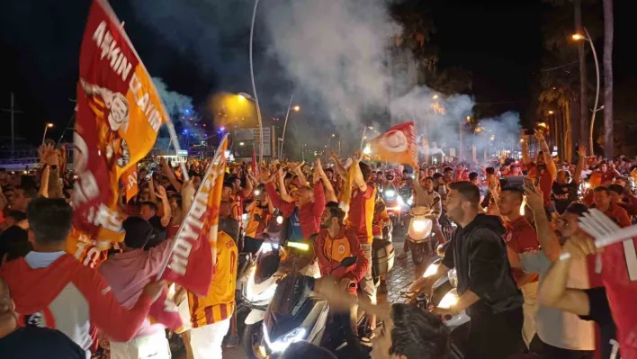 Marmaris'te Galatasaray taraftarları şampiyonluğu kutluyor
