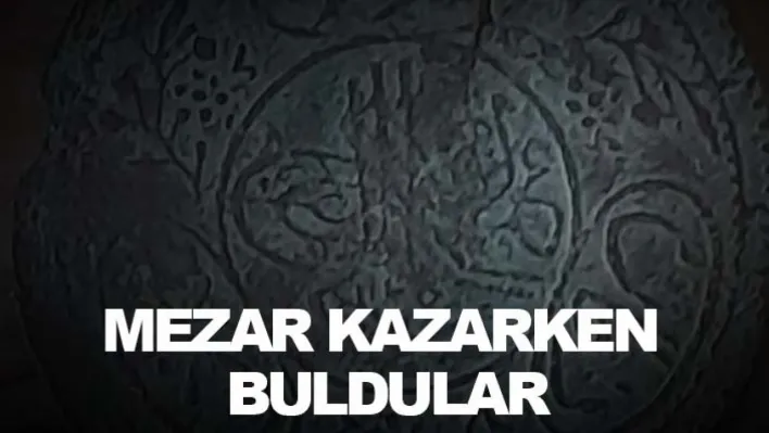 Mezar kazarken buldukları madalyonu kaymakamlığa teslim ettiler