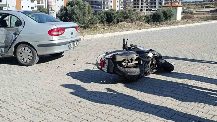 Motosiklet ile otomobil çarpıştı: 2 kişi yaralandı