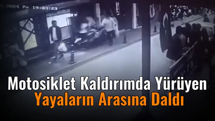 Motosiklet kaldırımda yürüyen yayaların arasına daldı