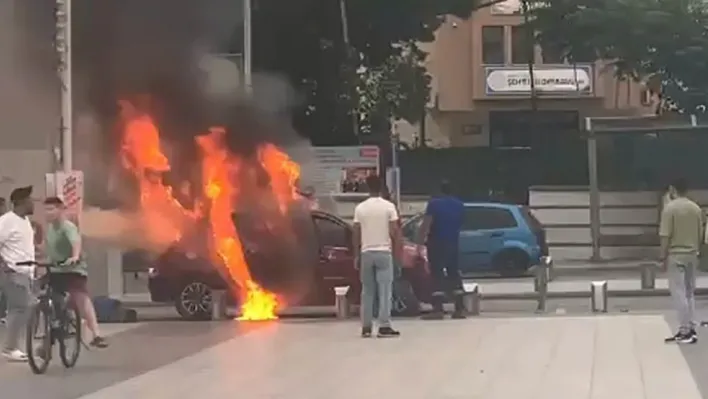 Okul önünde yanan araç korkuttu