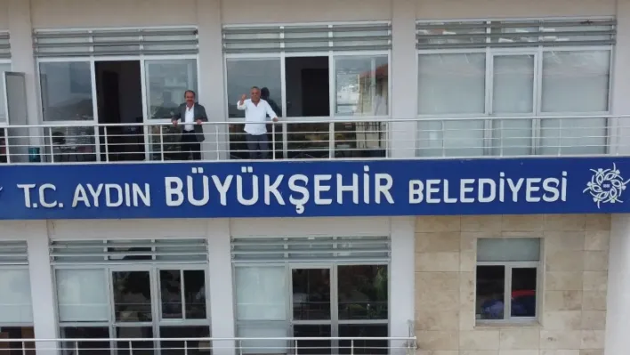 Önceki yönetim indirdi, başkan Özel kendi eliyle yeniden astı