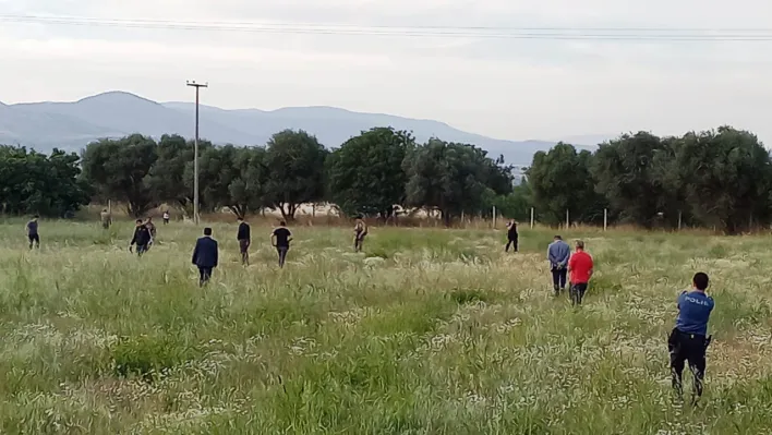 Otobüsten elinde silahla inen kadın Manisa polisini alarma geçirdi…