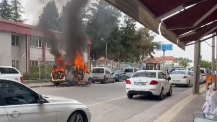 Park halindeki minibüs alev alev yandı