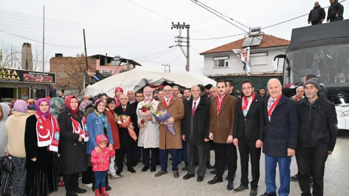 Salihli Cumhur'un Adaylarını Bağrına Bastı