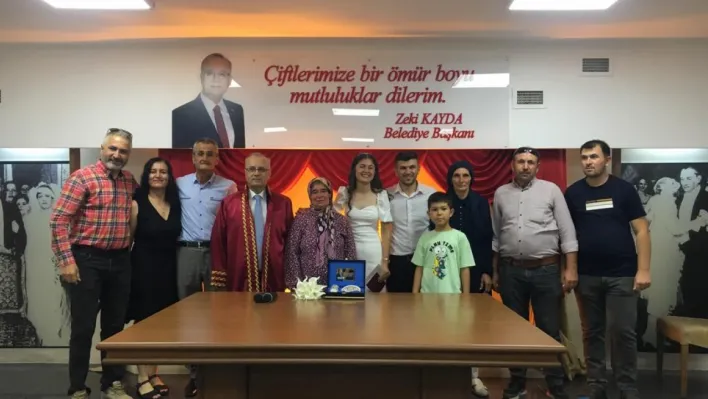 Salihli'de bin 221 çift 'Mutluluğa evet' dedi