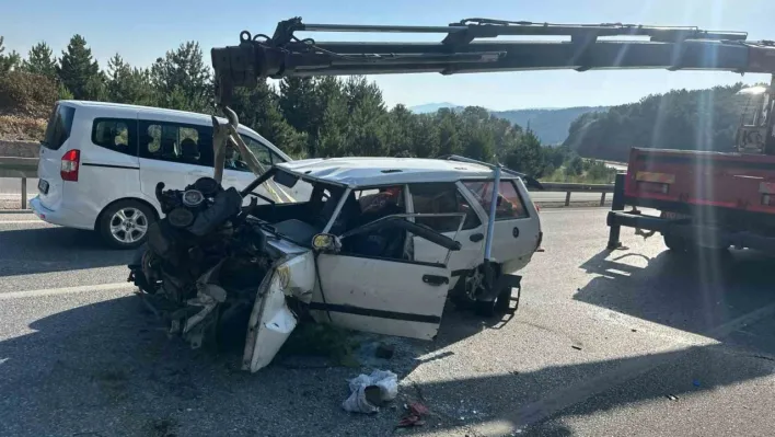 Şarampole girip ağaçlara çarpan otomobilde 4 kişi yaralandı