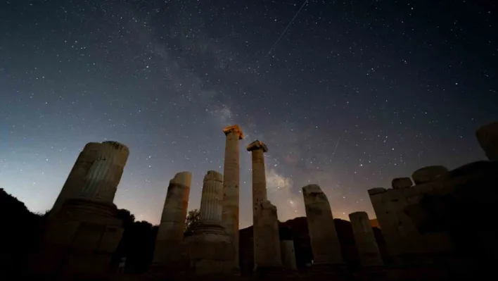 Sardes Antik Kenti, samanyolu ve perseid meteor yağmurunu buluşturdu