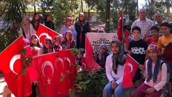 Sarıgöl'de Kur'an kursu öğrencileri şehit mezarında dua etti