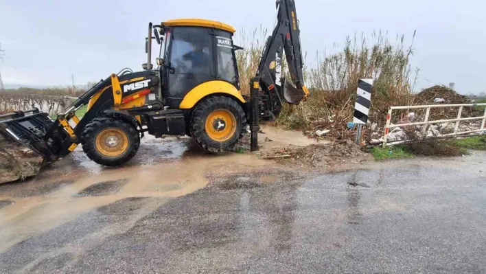 Saruhalı'da sulama kanalları ve derelere anında müdahale