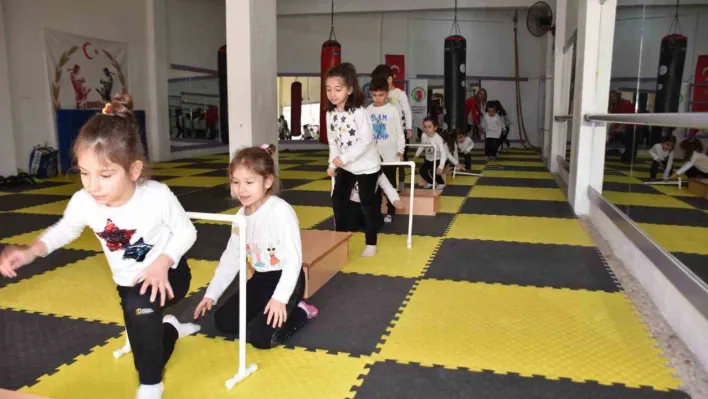 Şehzadeler Belediyesi'nden çocuklara cimnastik kursu