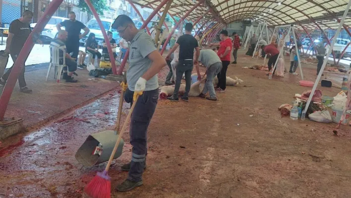 Şehzadeler'de kurban kesim yerlerine anında temizlik