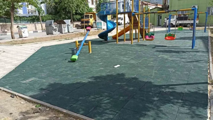 Şehzadeler'in parkları bakımdan geçiyor