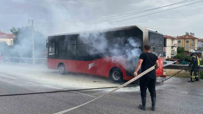 Seyir halinde yanan halk otobüsü paniğe neden oldu