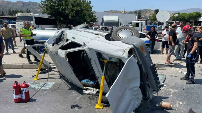 Kazada otomobil yan yattı, polis tırın peşinde