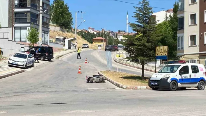 MOTOSİKLET İLE KAMYONET ÇARPIŞTI : 1  YARALI 