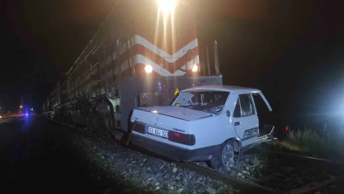 Arabasına tren çarptı şans eseri hafif yaralandı 