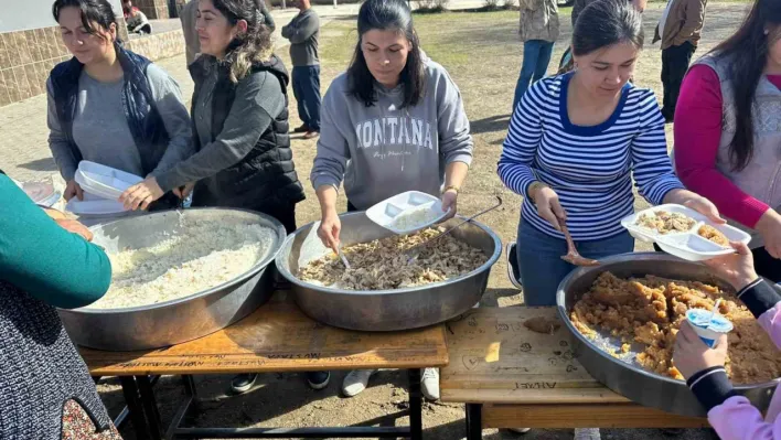 Manisa'da Velileri okula çekmek için tavuklu pilav ikram ettiler