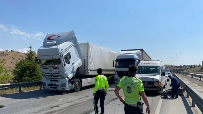 Yolcu minibüsünün karıştığı trafik kazasında 6 kişi yaralandı