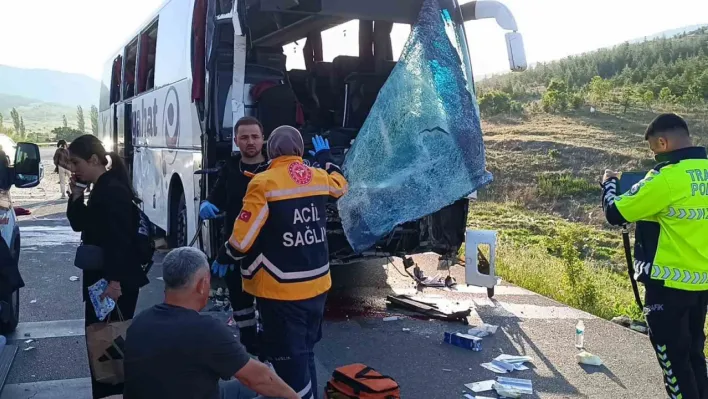 Yolcu otobüsü kamyonetle çarpıştı: çok sayıda yaralı var