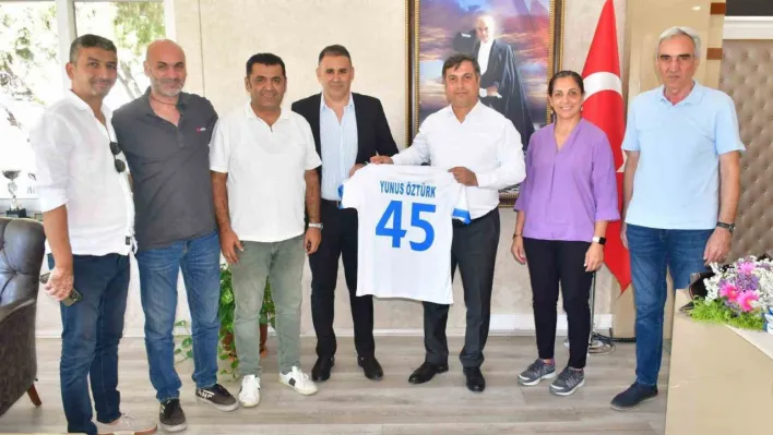 Yunusemre Belediyespor'dan İl Müdürü Yunus Öztürk'e ziyaret