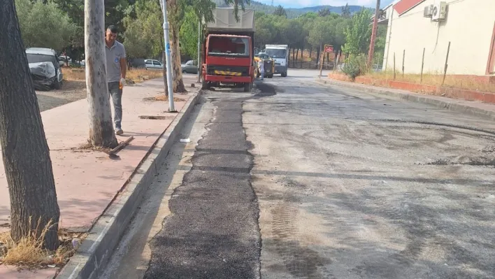 Yunusemre'den küçük sanayi sitesinde asfalt yama çalışması