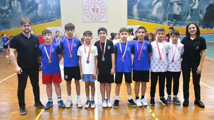 Yunusemre'nin Gururu: Minik Badmintoncular İl Birincisi Oldu