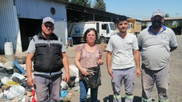 Çöp diye 150 bin liralık birikimini atan ev kadının yüzünü belediye çalışanları güldürdü..