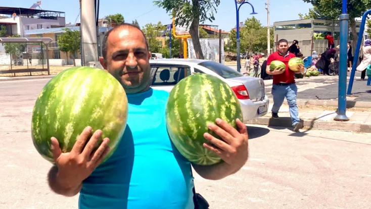 Manisalı muhtar tonlar karpuzu Ferdi Zeyrek hayrına dağıttı…